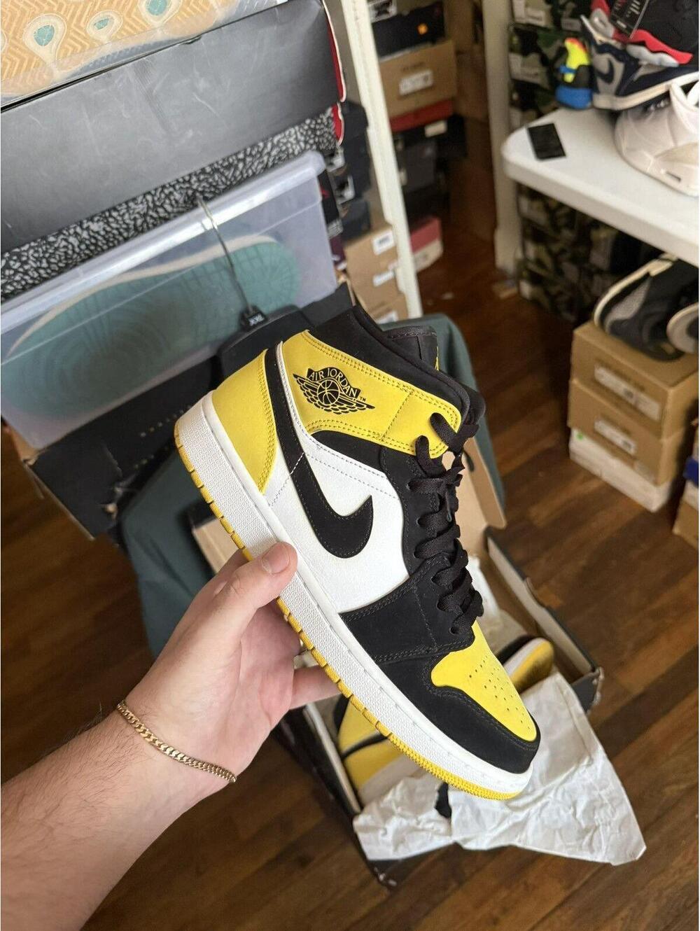 Jordan 1 mid black & yellow sz 9